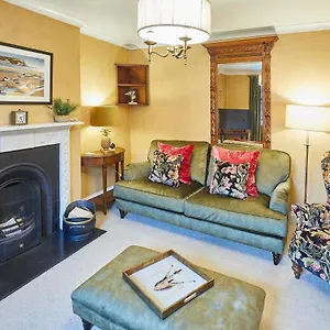 Host & - Sixpence Holiday home